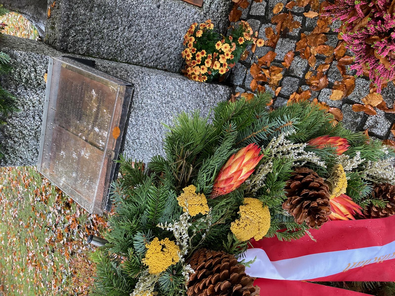 &Uuml;ber 100 Opfer sind im Buch der Namen verzeichnet, und es werden noch weitere dazu kommen, k&uuml;ndigt Initiator Friedl Kalser an. Foto: Stangl