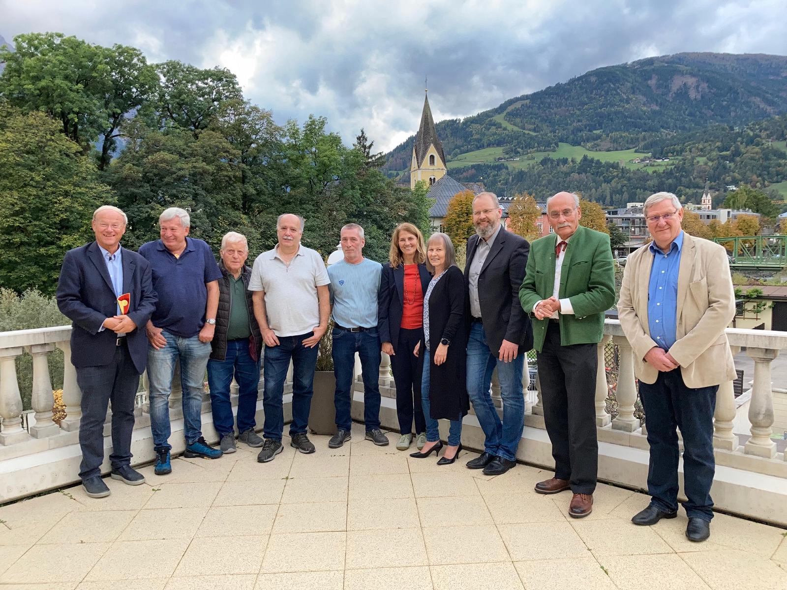 Die Preistr&auml;gerInnen der Landesmeisterschaft 2023 mit Obmann Michael Breschan (FC Lienz), Anselm Wunderer (Pr&auml;sident &Ouml;VF) und &Ouml;VF-Landesvorsitzender Christian Newesely (rechts im Bild). Foto: Stangl