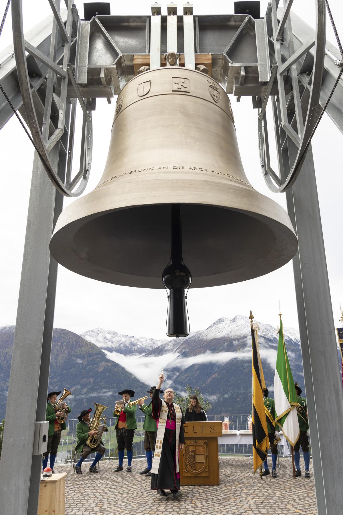 Bischof Hermann Glettler hat die neue Glocke gesegnet. Foto: Land Tirol/Die Fotografen