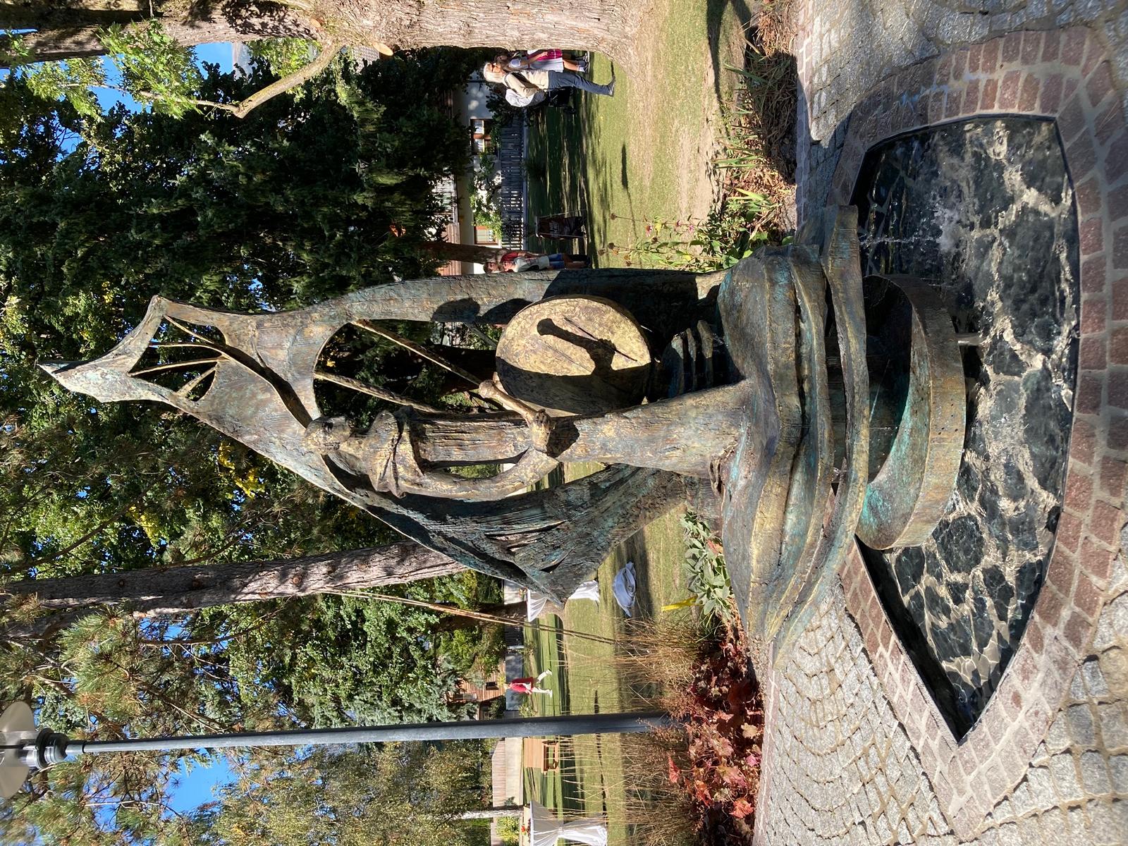 Brunnenskulptur "Der Trommler" auf der Tristacher Tratte. Foto: Stangl