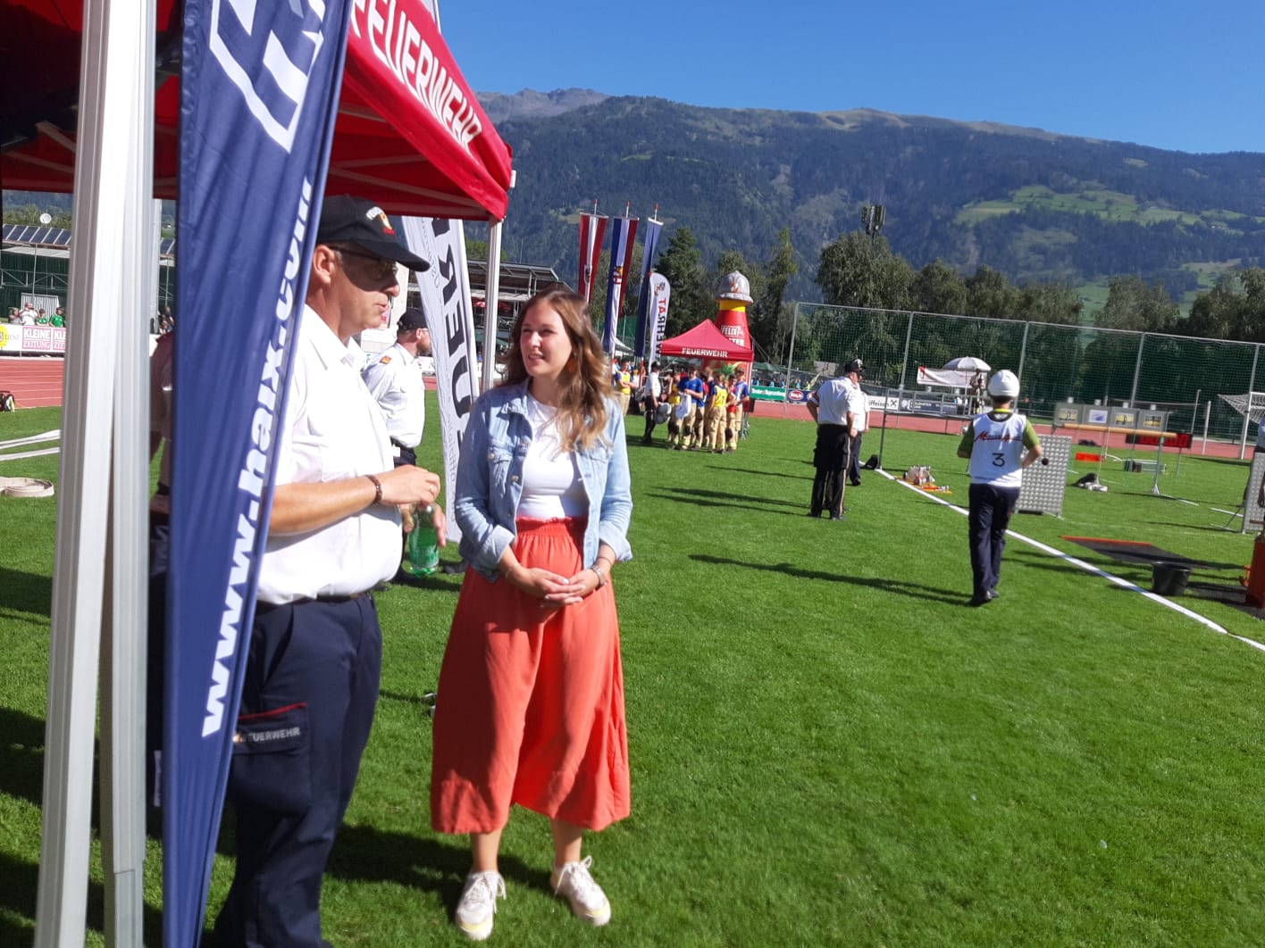 Staatssekret&auml;rin Claudia Plakolm im Dolomitenstadion. Foto: Abart