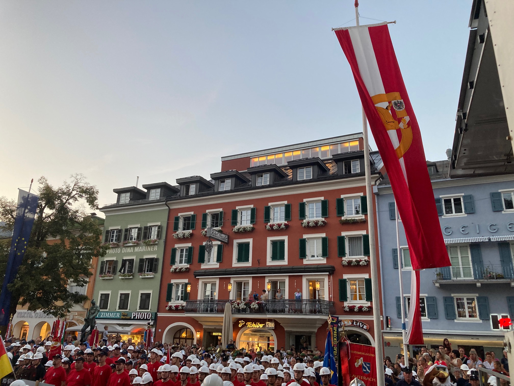 Zu den Kl&auml;ngen der Bundes- und Europahymne wurde die Bewerbsfahne gehisst. Foto: Stangl