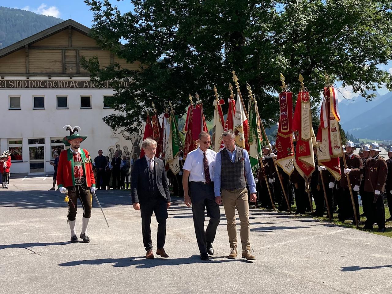 Beim Abschreiten der Ehrenfront. Foto: Stangl