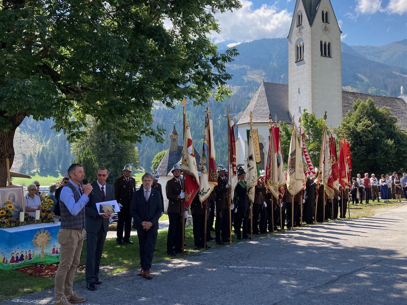 Auch die Feuerwehrabordnungen des Abschnitts Oberland nahmen an der Verabschiedung teil. Foto: Stangl