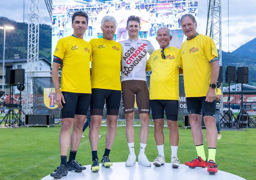 Felix Gall (Mitte) mit Ex-Radsportlern Thomas Rohregger, Helmut Wechselberger, Wolfgang Steinmayr und Ski-Legende Franz Klammer im Aguntstadion Debant. Foto: Expa/Groder