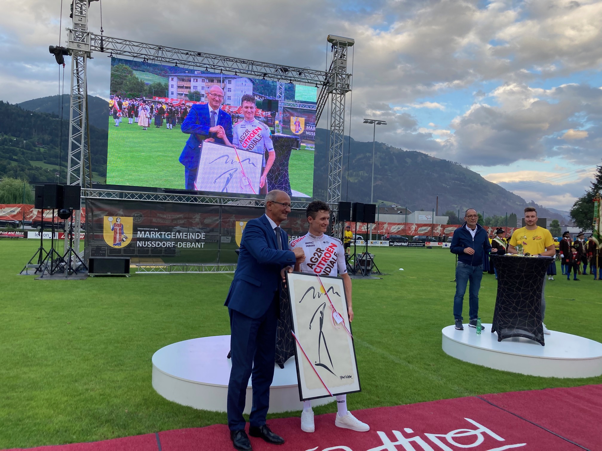 LH Anton Mattle &uuml;berreicht ein Bild von Hans Salcher, der "Golfer" steht f&uuml;r die zweite sportliche Leidenschaft von Felix Gall. Foto: Stangl