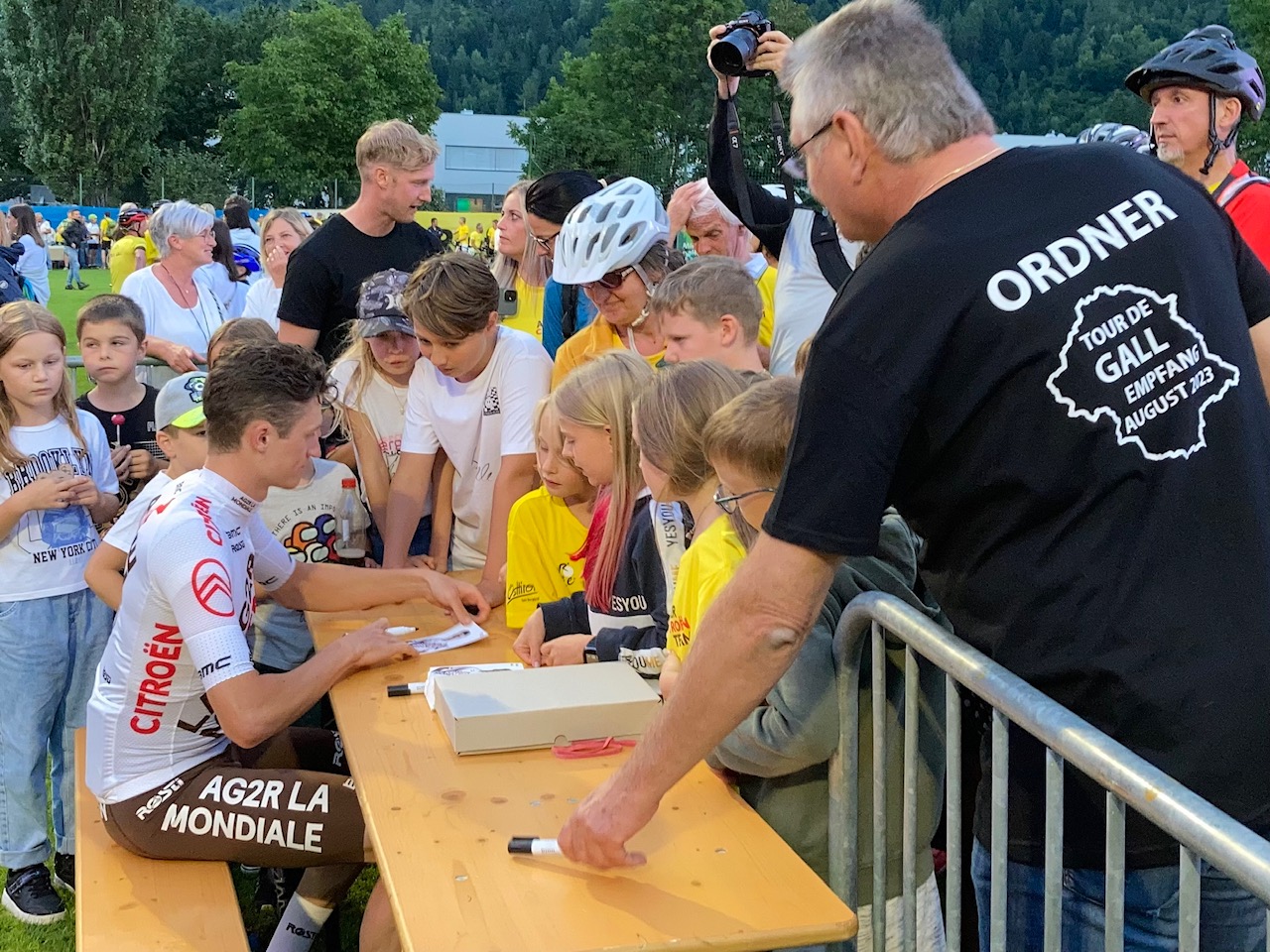 Im Anschluss an die Feier mussten unz&auml;hlige Autogramm- und Selfiew&uuml;nsche erf&uuml;llt werden. Foto: Stangl