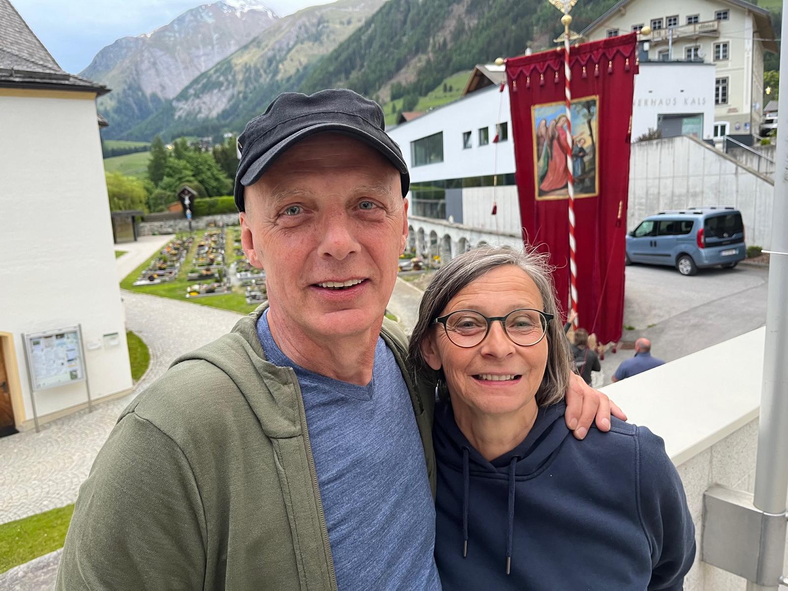 Martin und Theresia Rogl vor der restaurierten Fahne, Foto: Brugger