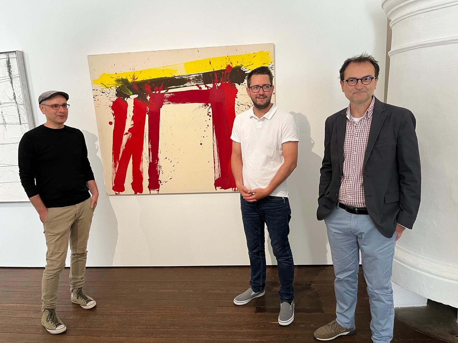 Museumsleiter Stefan Weis, Obmann Kulturausschuss Christopher Handl und Kurator Elio Krivdić vor einem Werk von Markus Prachensky, Foto: Brugger