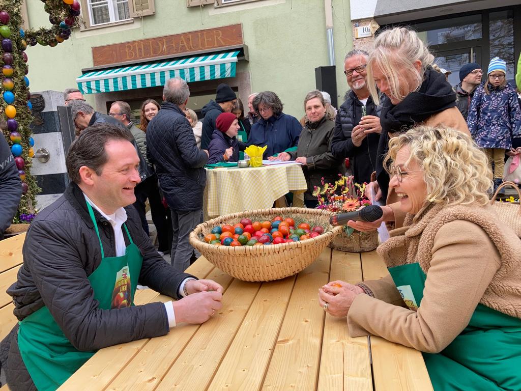 Minister Norbert Totschnig unterlag beim Eierpecken der Lienzer B&uuml;rgermeisterin Elisabeth Blanik, Foto: Stangl