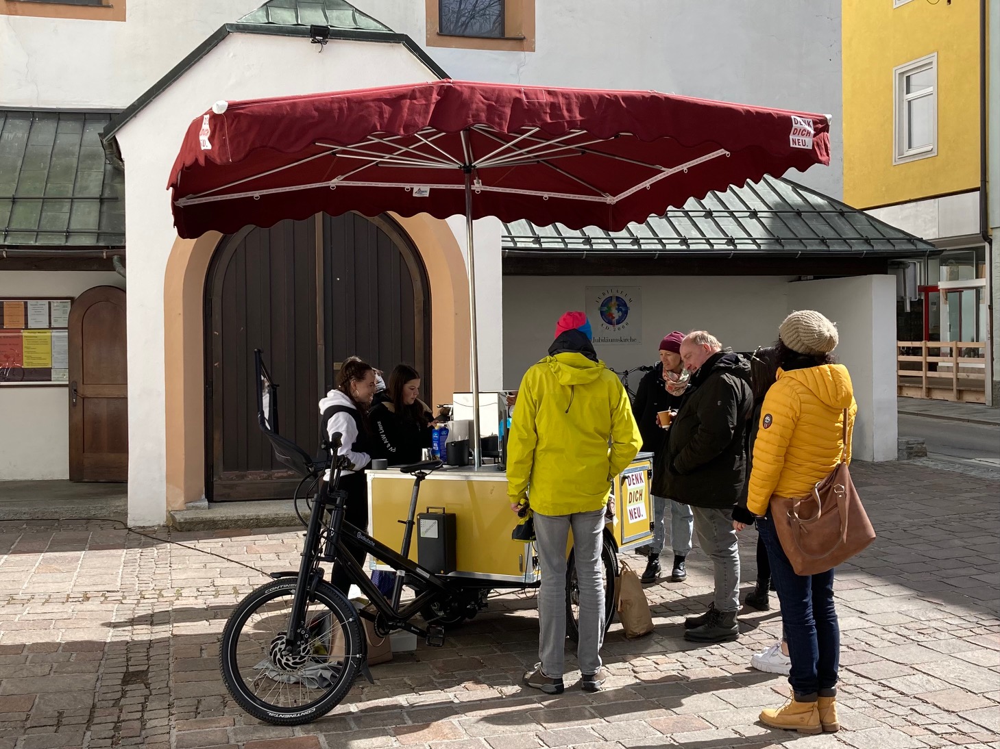 Das CAFeBike stand am Montagnachmittag vor der Klosterkirche, am Hauptplatz war es einfach zu windig. Foto: Stangl