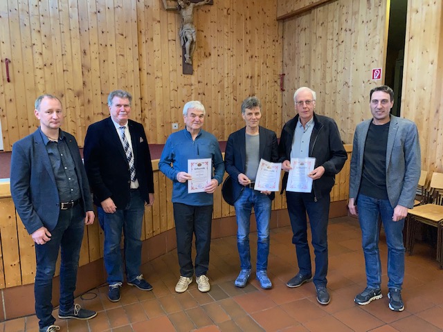 Josef B&uuml;rgler, Richard Schneider und Johann Stocker wurden mit der Verbandsmedaille in Gold ausgezeichnet (nicht im Bild: Alois Dallasera und Anton Riedler). Foto: Stangl