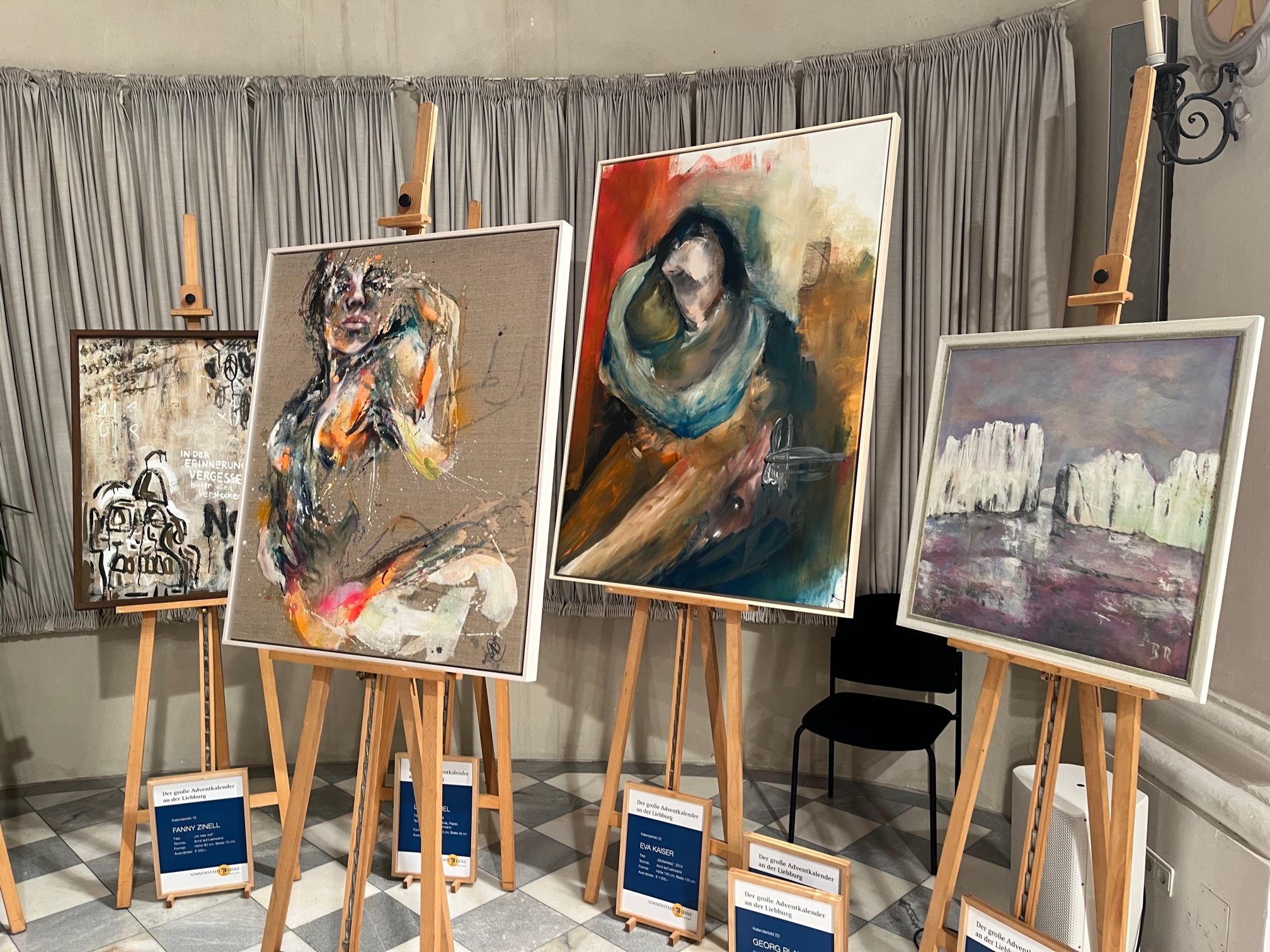 Das Bild der K&uuml;nstlerin Lucia Ricelli (zweites von links) erzielte mit 6.750 Euro den h&ouml;chsten Erl&ouml;s. Foto: Brugger