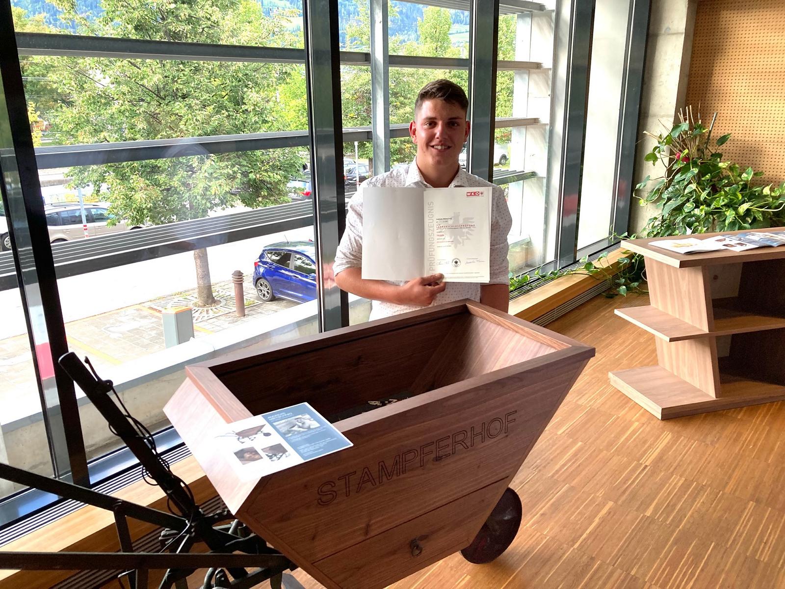 Andreas Mietschnig mit seiner Pr&auml;sentationstruhe. Foto: Stangl