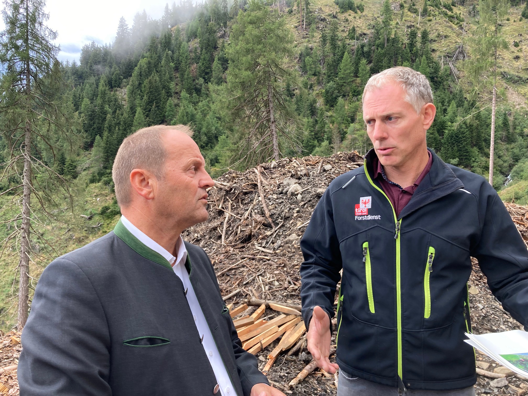 LHStv. Geisler mit F&ouml;rster Thomas Gradnig. Foto: Brugger