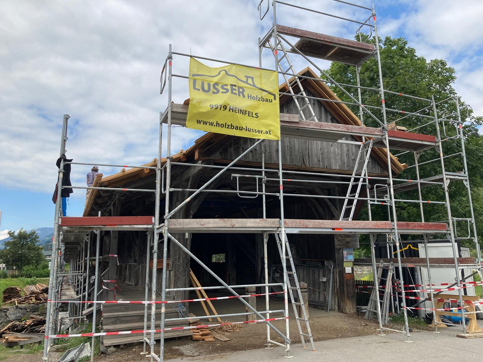 Die Heinfelser Holzbau-Firma Lusser kennt sich mit historischen Holzbauten aus. Foto: Stangl