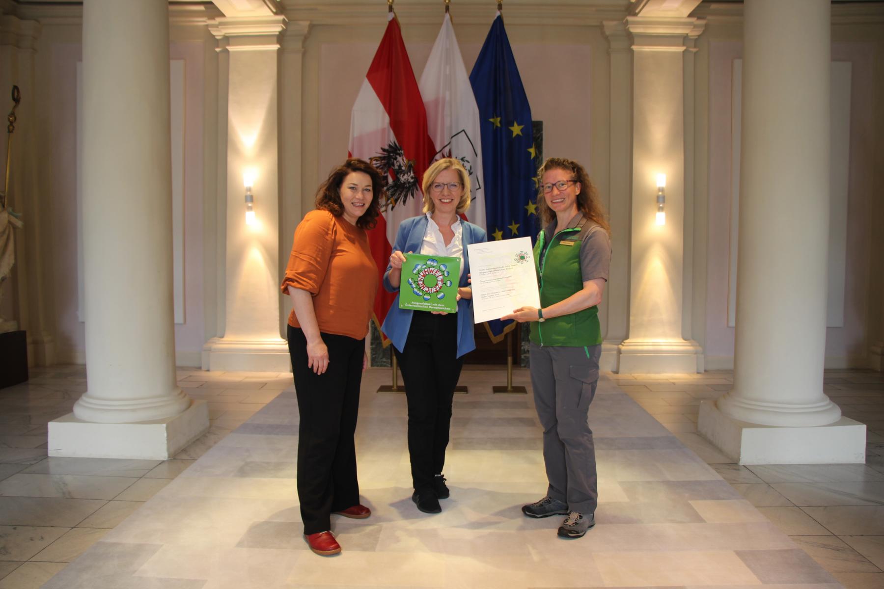 Klimaschutzministerin Leonore Gewessler (Mitte), LHStvin Ingrid Felipe (links) und Haus des Wassers-Leiterin Brigitte Eckle (rechts) freuen sich &uuml;ber die Auszeichnung mit dem &Ouml;sterreichischen Umweltzeichen, Foto: Land Tirol/Rosner