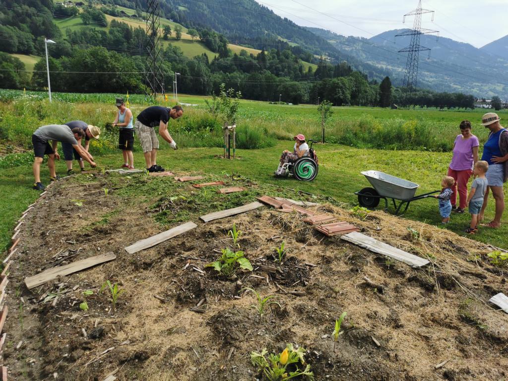 Im Garten wird auf &ouml;kologische Weise eine bunte Vielfalt an Pflanzen angebaut