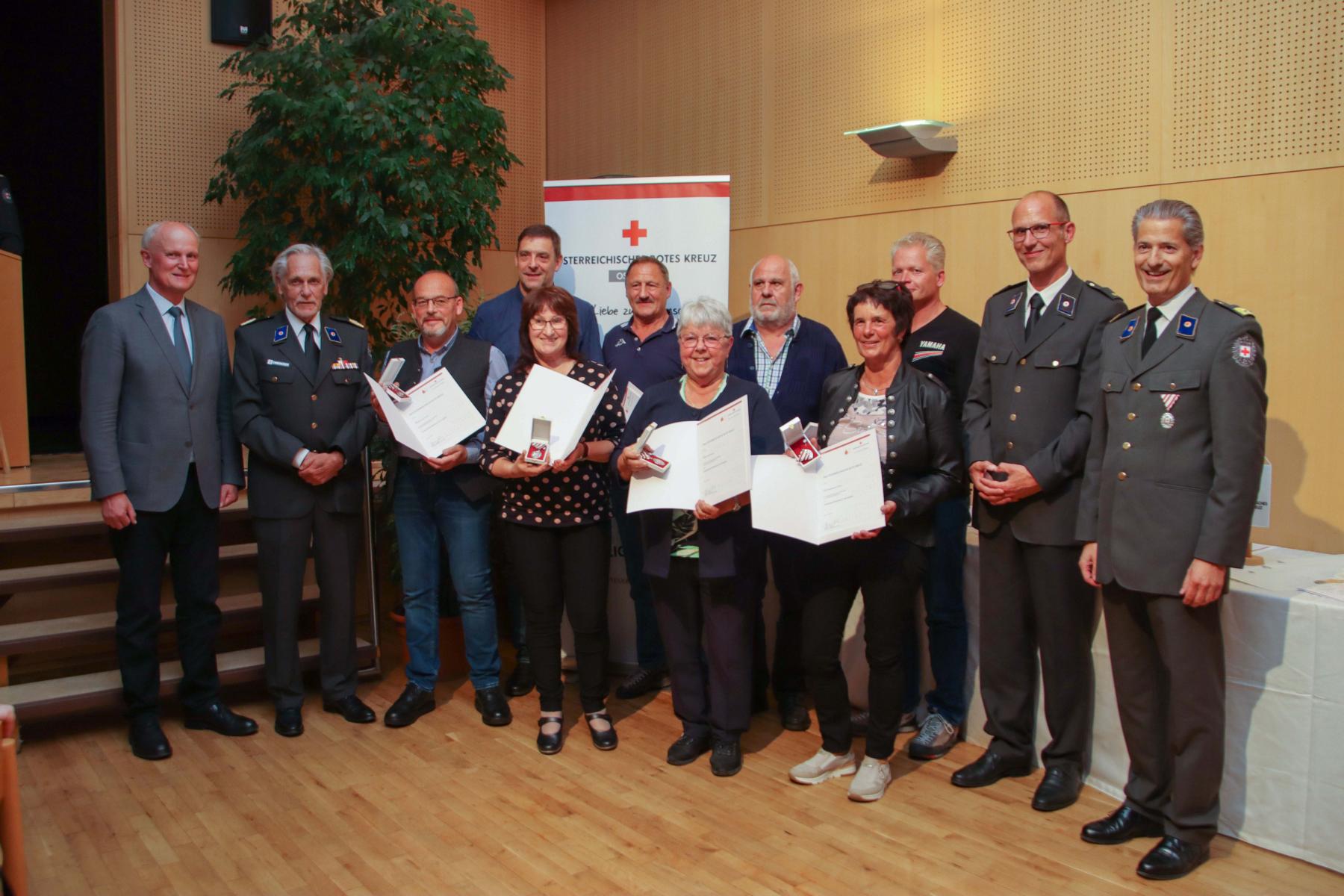 Im Rahmen der Generalversammlung wurden zahlreiche BlutspenderInnen geehrt (Bild) sowie langj&auml;hrige MitarbeiterInnen. Foto: &Ouml;RK Osttirol