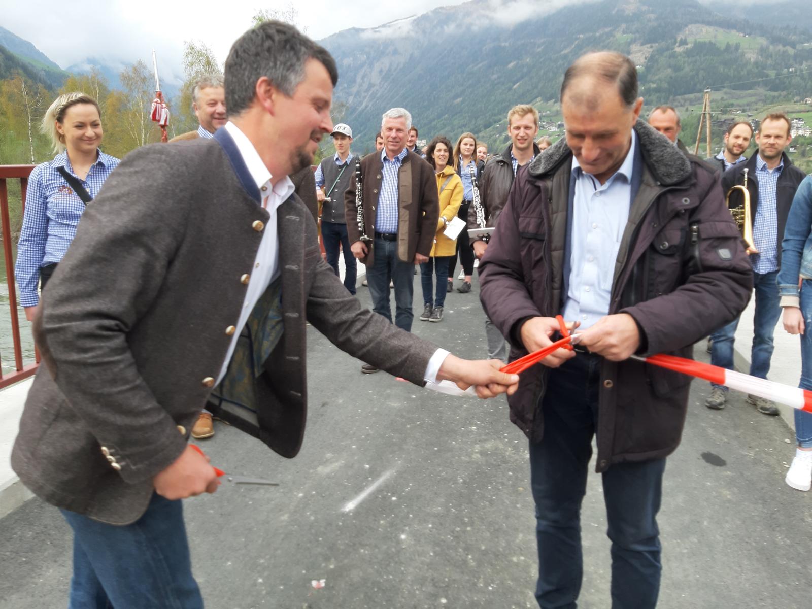 B&uuml;rgermeister Raimund Steiner gibt die neue Br&uuml;cke frei. Foto: Abart