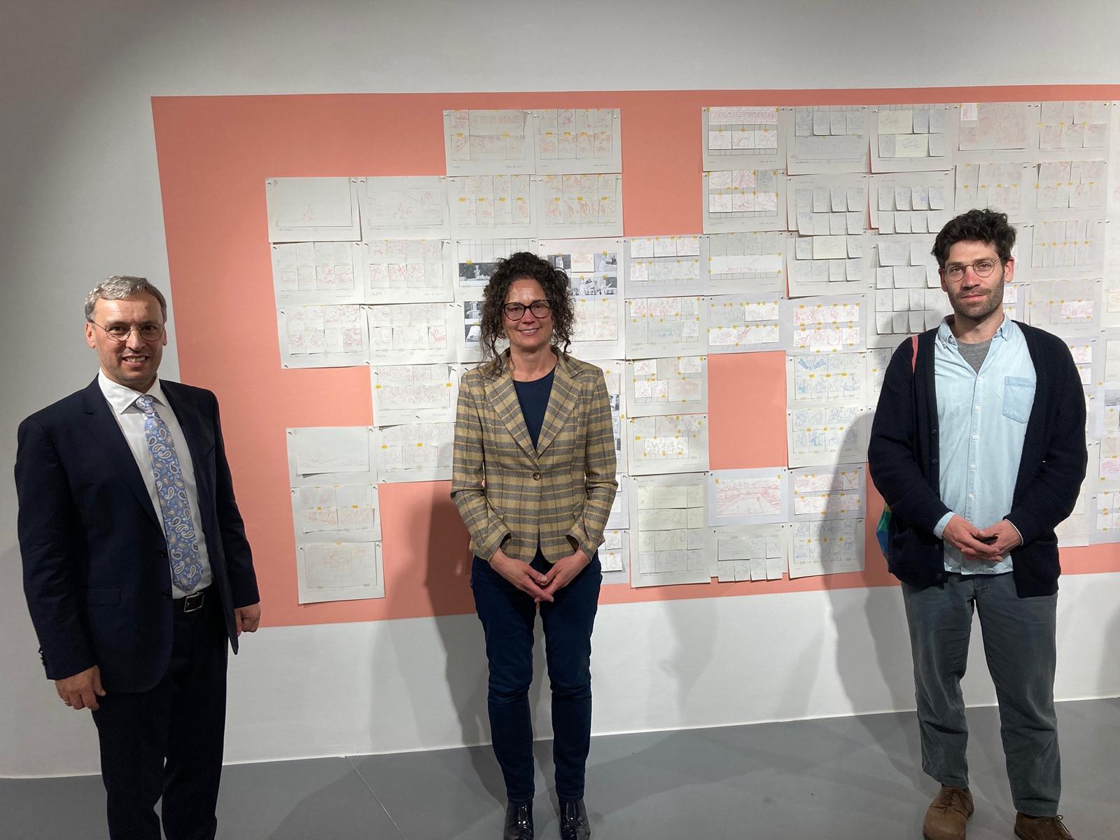 Direktor Karl Brunner, Silvia H&ouml;ller (RLB-Kunstbr&uuml;cke) und Patrick Bonato bei der Vernissage. Foto: Stangl