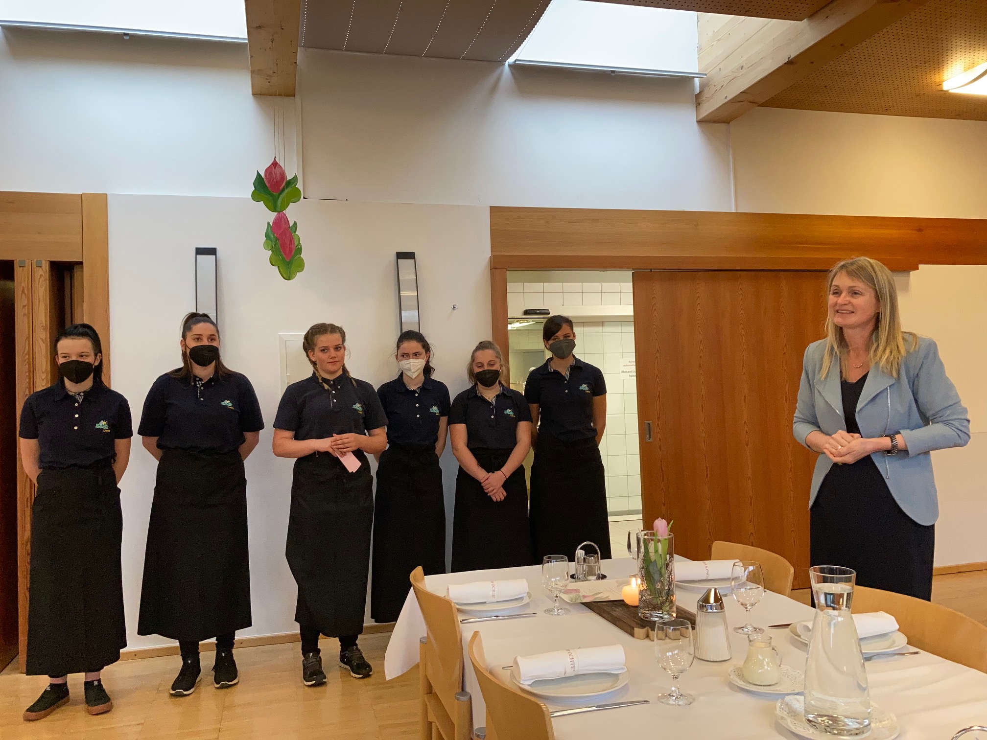 Die Sch&uuml;lerinnen pr&auml;sentieren das Projekt, rechts im Bild: Abteilungsvorst&auml;ndin Hannelore Frank. Foto: Stangl