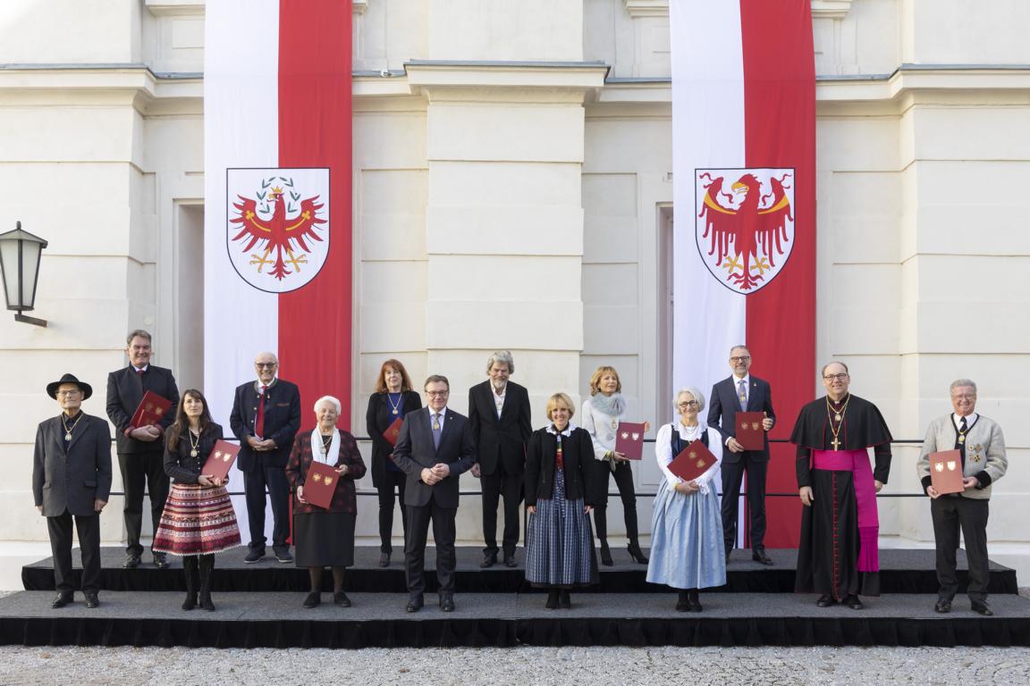 Gruppenbild mit allen Ehrenzeichen-Tr&auml;gerInnen. Foto: Land Tirol/Die Fotografen