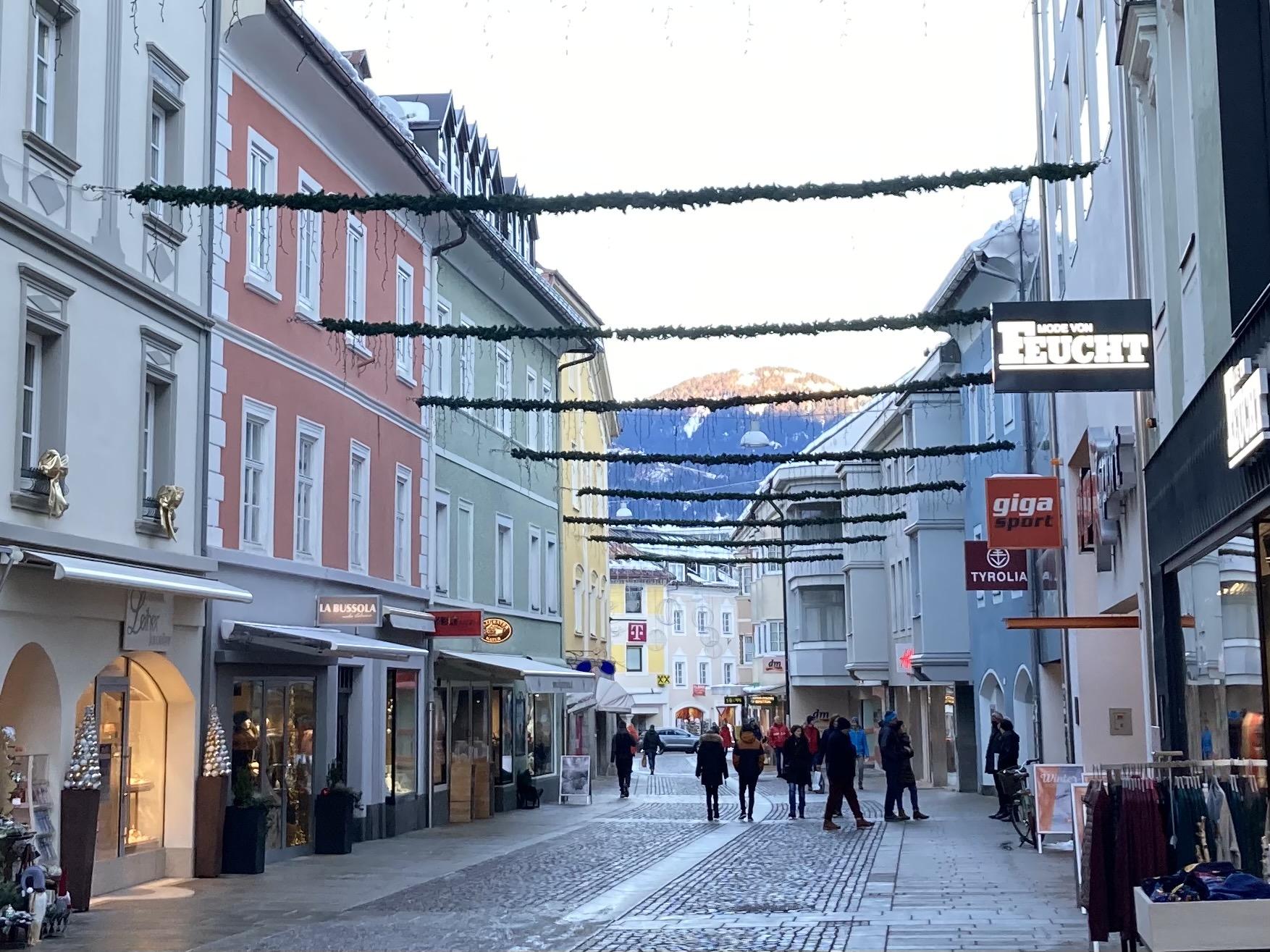 Etliche nutzten den offenen Sonntag zum Shoppen. Fotos: Stangl