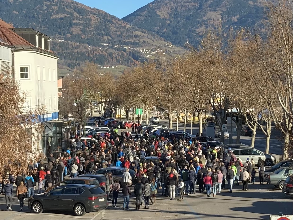 Am Parkplatz vor dem Dolomitencenter hatten sich nach 14 Uhr bereits einige hundert Menschen versammelt