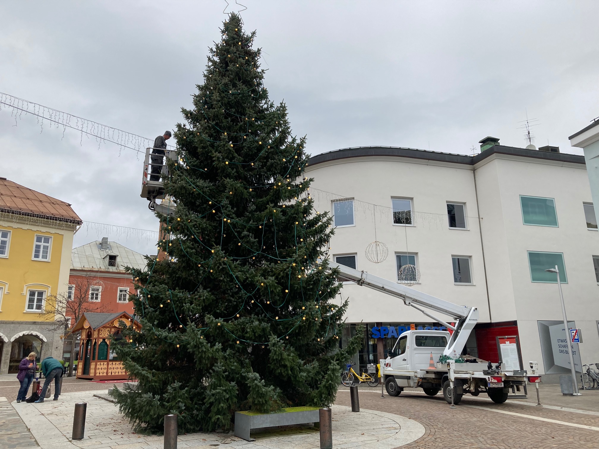 Auch der Christbaum am Johannesplatz ist bereits mit Stern und Lichterkette geschm&uuml;ckt. Foto: Stangl