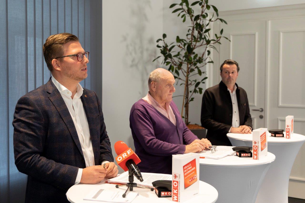 Sicherheitsexperte Bernhard Stefan M&uuml;ller, der Obmann des Tiroler Markt-, Stra&szlig;en- und Wanderhandels, Ossi Lerch und der stellvertretende Obmann der Tiroler Gastronomie, Michael Grander (v.l.), stellten das umfassende Sicherheitskonzept vor. Foto: WK Tiro