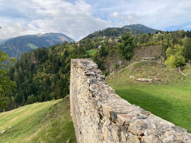 Die Mauer ist Teil der Ruine Walchenstein bei D&ouml;lsach, Foto: Brugger