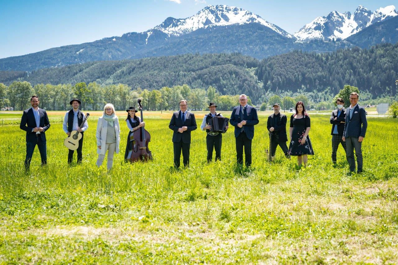 Alois Rainer (Wirtschaftskammer Tirol), LRin Beate Palfrader, LH G&uuml;nther Platter, LR Johannes Tratter, Rita Goller (FJO - Verein f&uuml;r Musik- und Kulturtreibende), Josef Margreiter (Lebensraum Tirol Holding). In der Mitte hinten: Peter Margreiter (Tiroler V