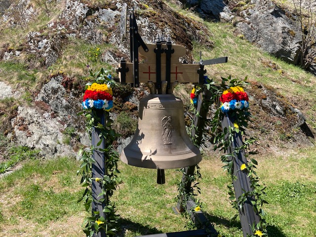 Die neue Schutzengelglocke geschm&uuml;ckt f&uuml;r die Weihe. Foto: Brugger