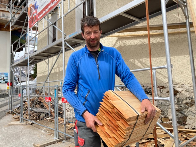 Martin Berger aus Matrei kennt sich mit L&auml;rchenschindeln aus. Foto: Brugger