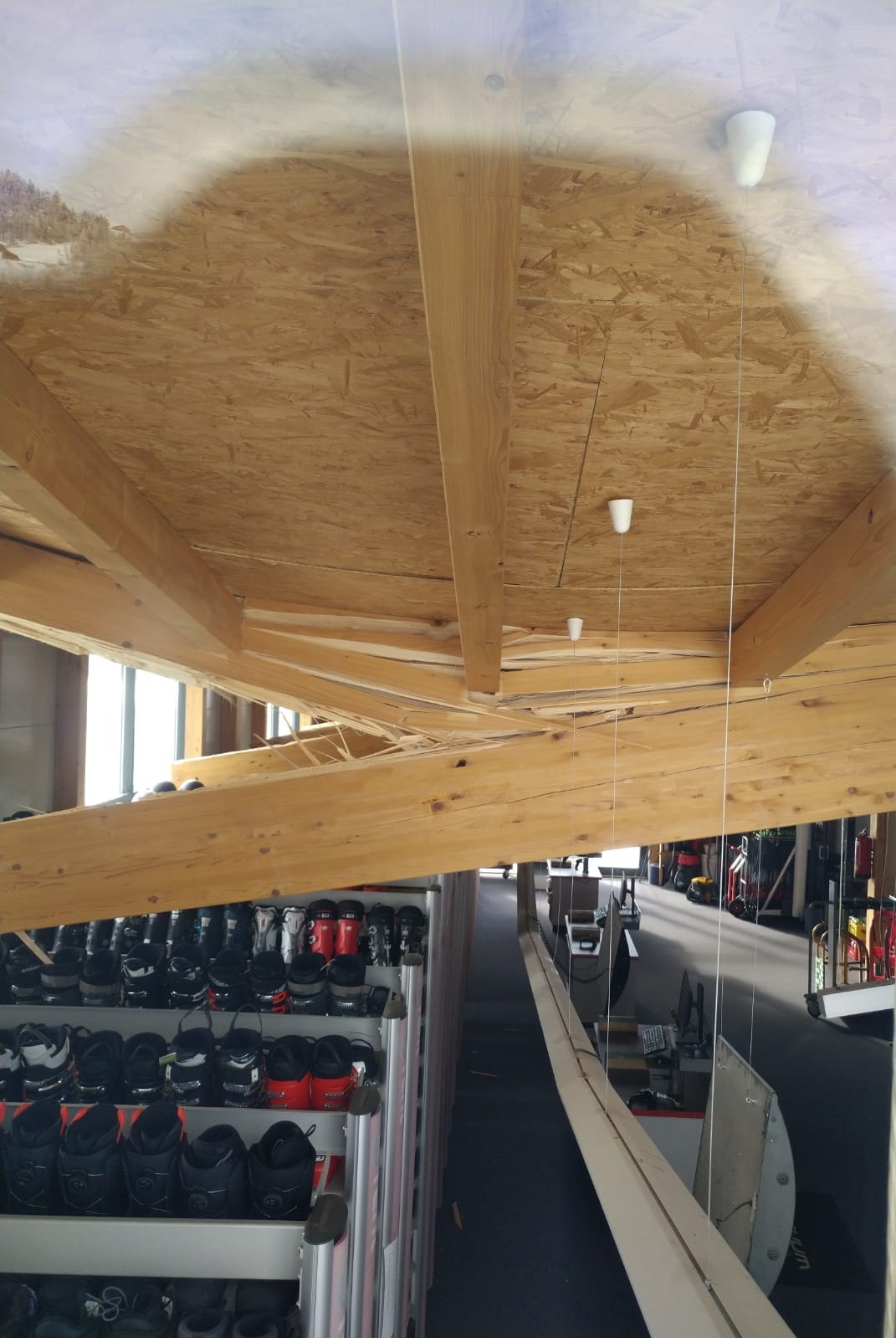 Blick von au&szlig;en (aus dem Bergekorb der FF-Drehleiter) in den eingest&uuml;rzten Innenbereich mit gebrochenen Prim&auml;rtr&auml;gern. Fotonachweis: Marktgemeinde Matrei in Osttirol