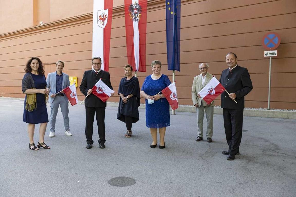 Tirol zeigt Flagge&ldquo; &ndash; LH G&uuml;nther Platter (Mitte) mit LHStvin Ingrid Felipe und LHStv Josef Geisler im Bild mit Peter Stocker, der im Heim St. Josef in Mils t&auml;tig ist, Psychologin Susanne Stocker sowie Sylvia Schlothane (BKH Kufstein) und Erwin Kropf (Comp