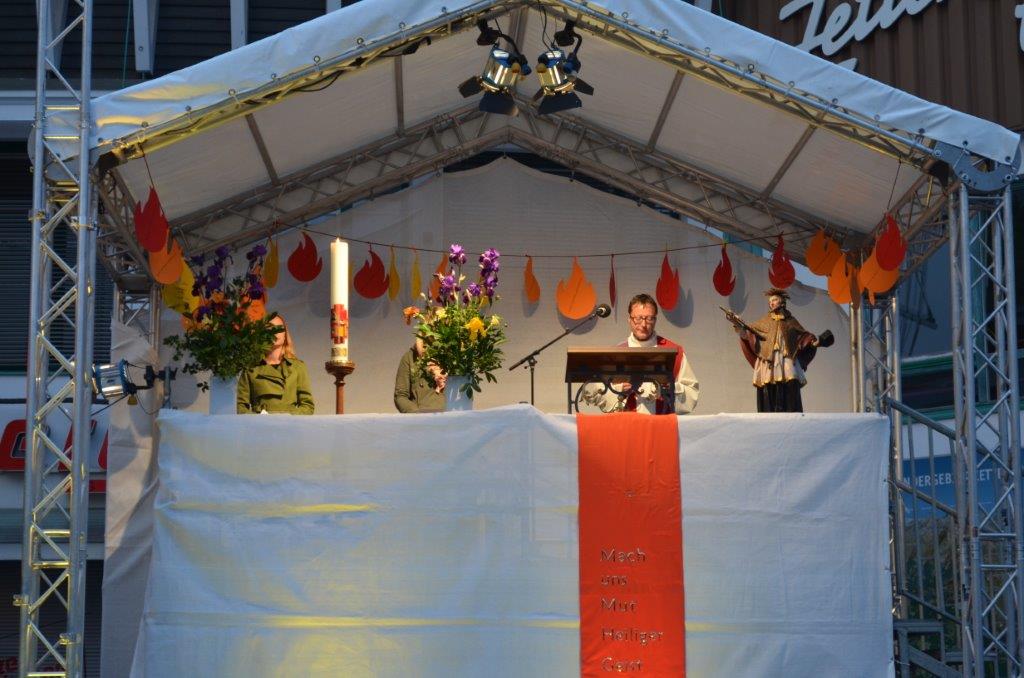 Dekan Troyer mit Osterkerze und Hl. Nepomuk