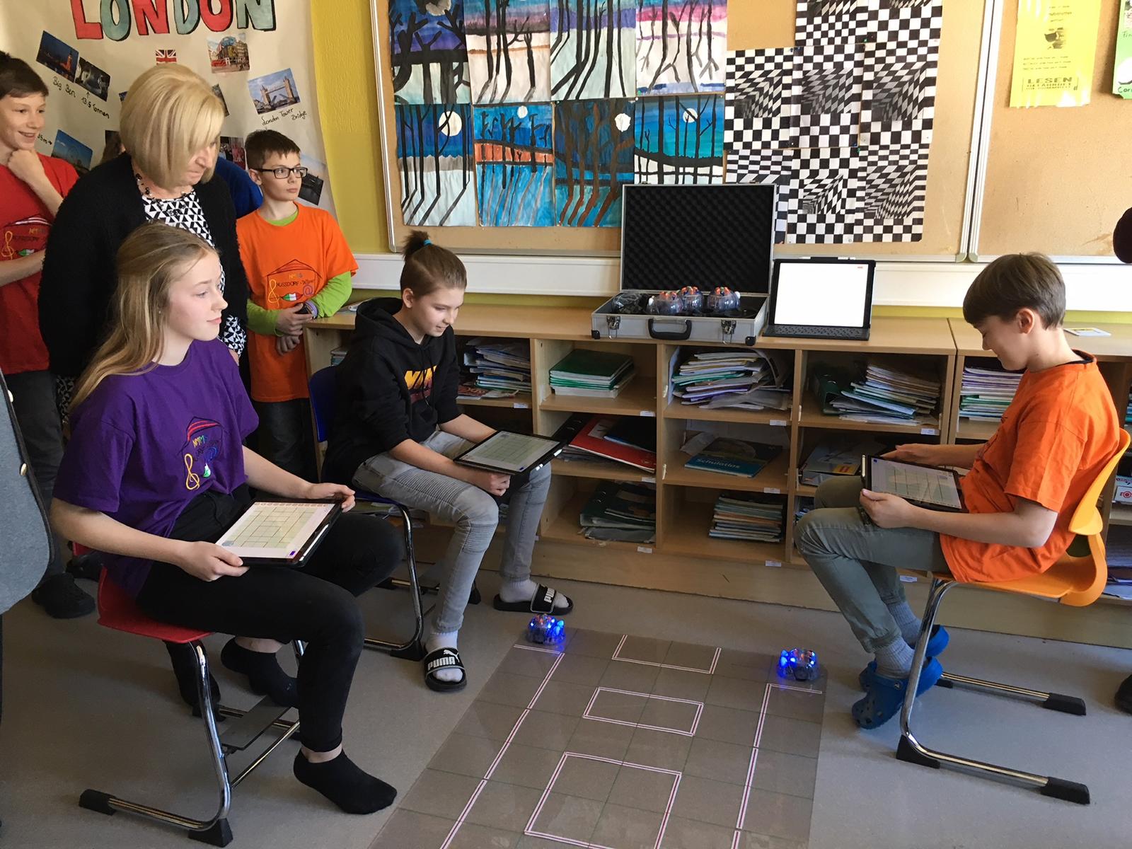 LR Palfrader l&auml;sst sich die BlueBots vorf&uuml;hren, Foto: Stangl