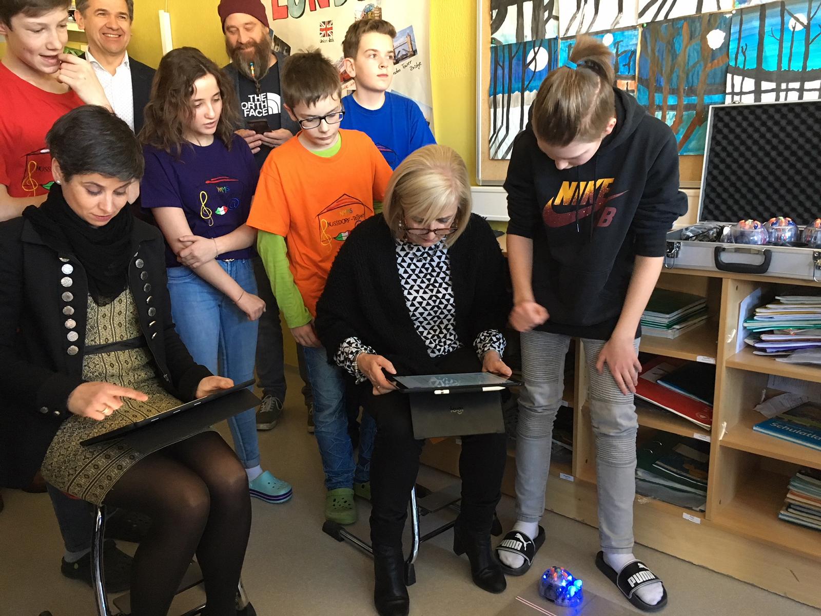 LR Beate Palfrader und Wirtschaftskammerobfrau Michaela Hysek-Unterweger lernen von den Sch&uuml;lerInnen das Programmieren der BlueBots, Foto Stangl