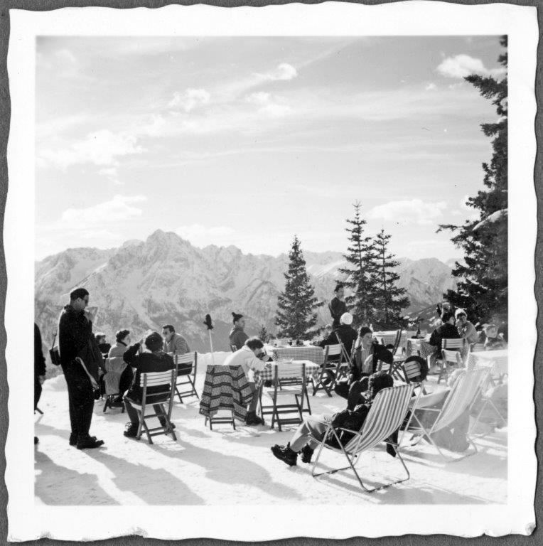 Dieses Bild einer Gasthausterrasse am Lienzer Zettersfeld um 1965 und 12.000 weitere Aufnahmen findet man in der Datenbank: (Fotograf: Alois Baptist; Sammlung Foto Baptist &ndash; TAP)