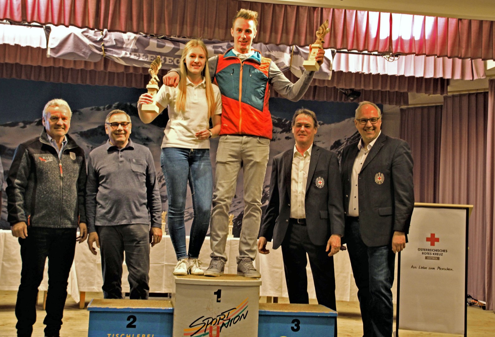 Die Osttiroler Bundesskimeister Annika Kleinlercher und Philipp Kleinlercher bei der Siegerehrung, Foto: RK Osttirol