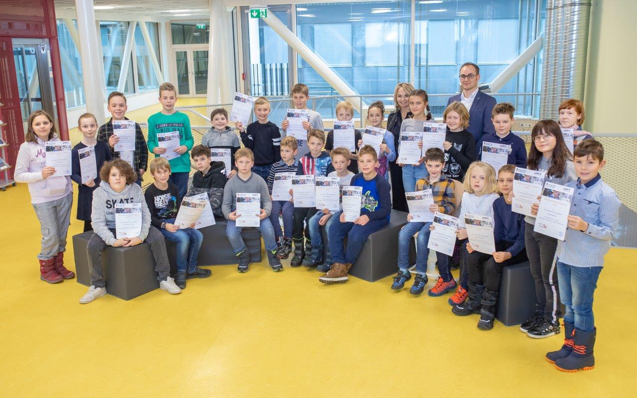 Gruppenfoto der erfolgreichen JungforscherInnen bei der Diplom&uuml;bergabe im Campus Lienz, Foto: Brunner Images