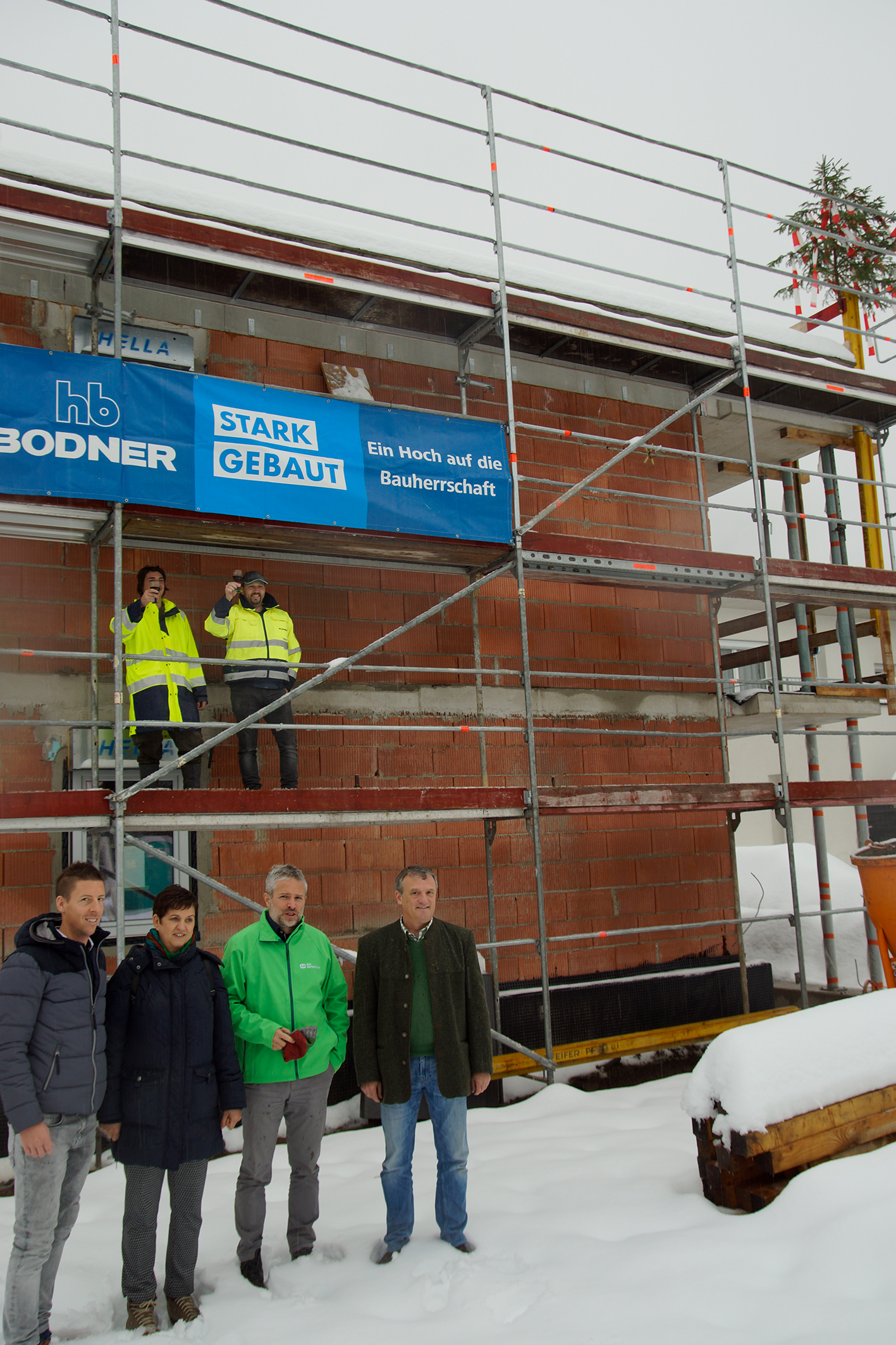 v.l.n.r. Thomas Steinlechner (OSG), GR Gerlinde Kieberl, GL Wolfgang Katsch und KDL Guido Fu&szlig;, oben Noel Bonecker und Bauleiter Harald Oberlechner (Bodner Bau) Foto: SOS Kinderdorf
