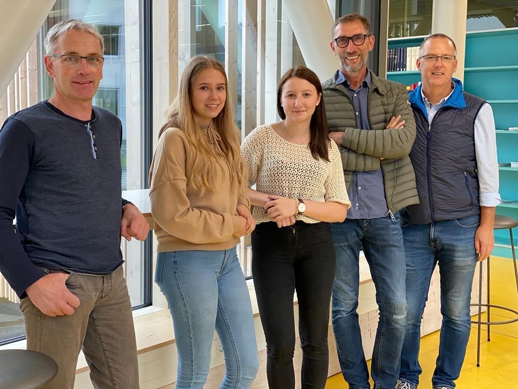 DI Christian Walder (Lehrer HTL), die Sch&uuml;lerinnen der HTL Lienz Jasmin Eder und Vanessa Lukasser, Erfinder Michael Eder der Brainflash Patententwicklungs GmbH und DI Walter Hueter (Lehrer HTL), Foto: azett kommunikation