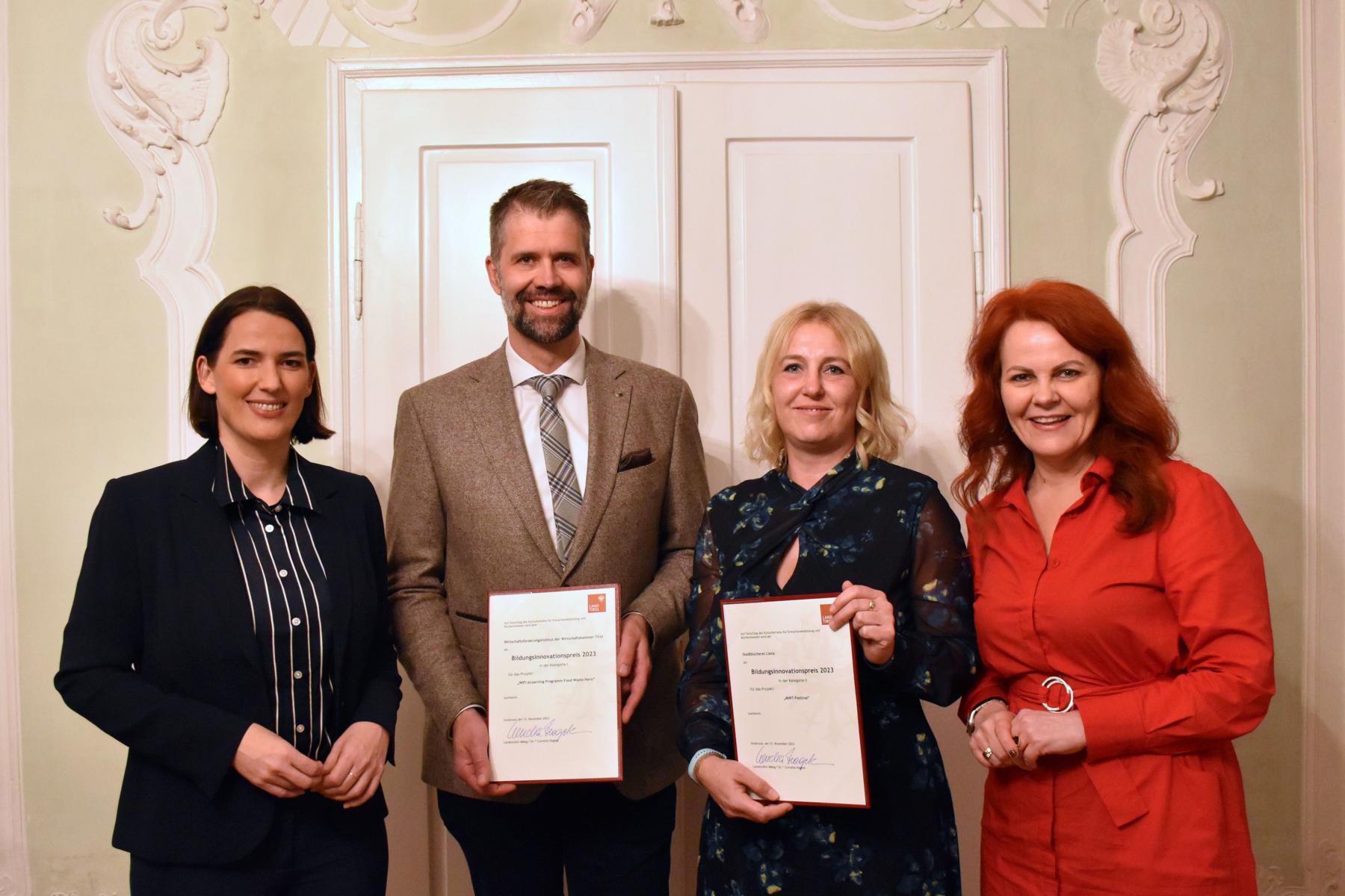 Bei der Verleihung des Bildungsinnovationspreises (v.l.): WK-Pr&auml;sidentin Barbara Thaler, Norbert Sch&ouml;pf (WK Tirol), Anja Kofler (Stadtb&uuml;cherei Lienz) und LRin Cornelia Hagele. Foto: Land Tirol/Krepper