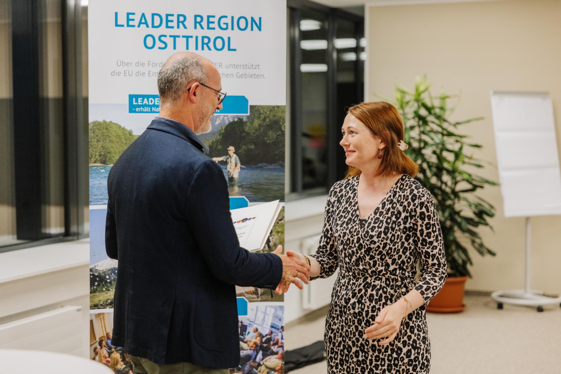 &Uuml;berreichung des Zertifikats an eine Teilnehmerin (vlnr): Wilfried Kollreider und Elisabeth Kreuzer