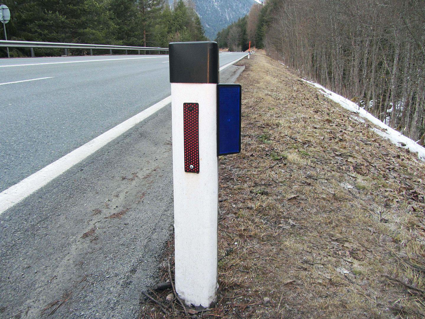 Die Aktivierung klassischer Wildwarnger&auml;te erfolgt durch das Scheinwerferlicht der herannahenden Fahrzeuge. Dadurch entsteht ein Lichtzaun, der die Tiere vom &Uuml;berqueren der Stra&szlig;e abh&auml;lt. Foto: Land Tirol