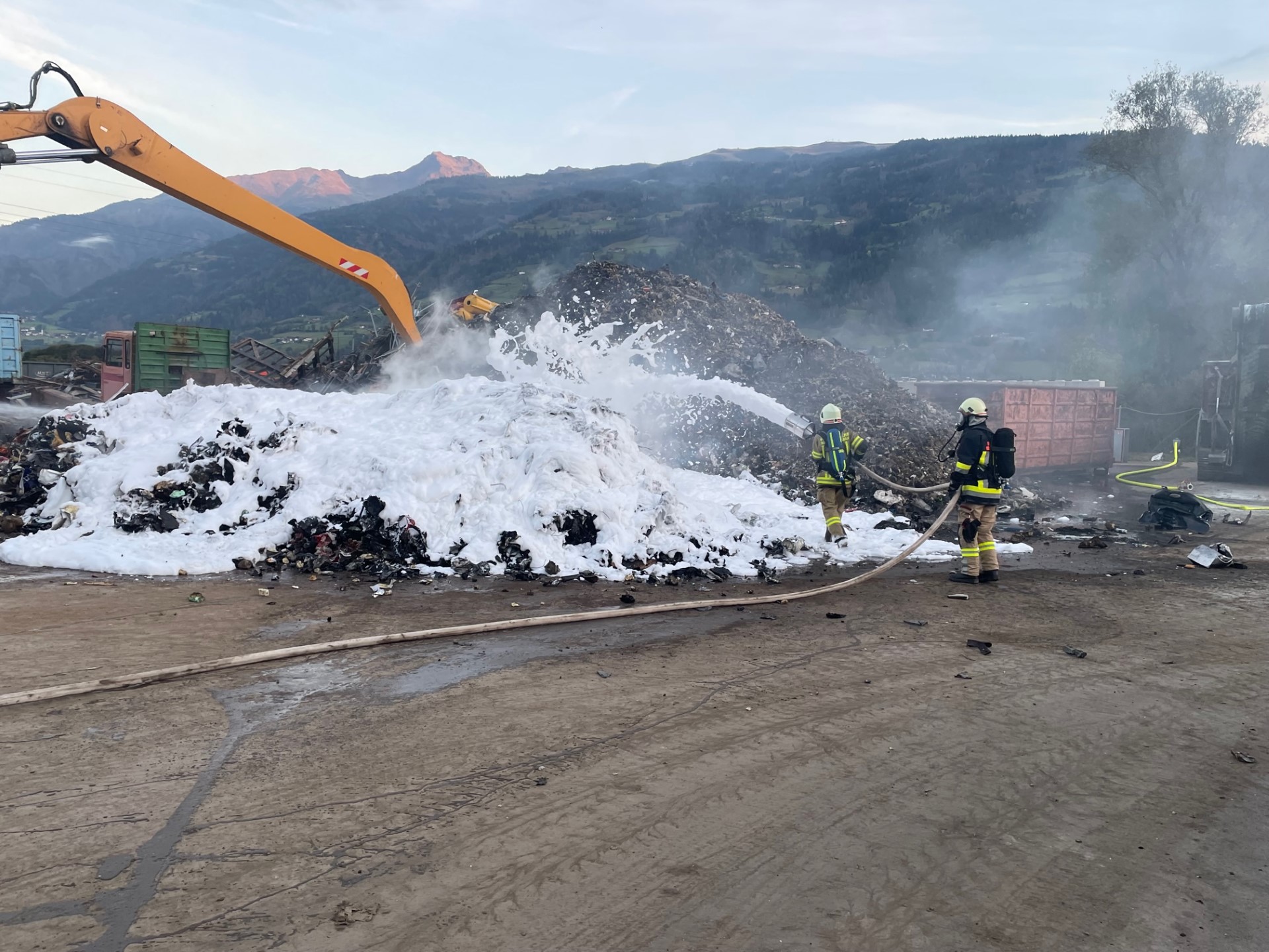 L&ouml;scharbeiten in Nu&szlig;dorf-Debant  Foto: FF Nussdorf-Debant