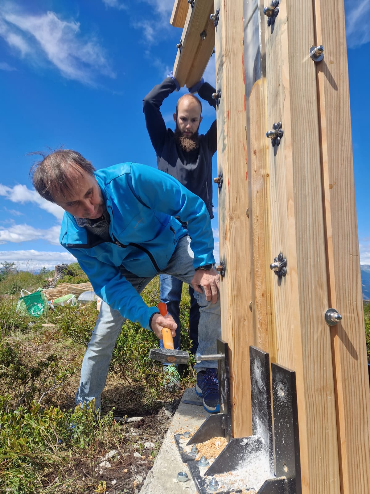 Gipfelkreuz f&uuml;r Rauchkofel Hubert und Helfer